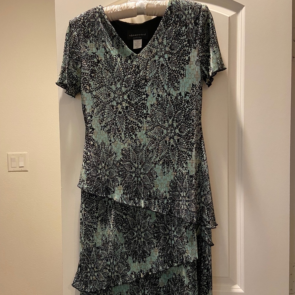 V Neck Green and Black Print Plisse Tiered, Lettuce Edge Dress; 6 Petite; NWT